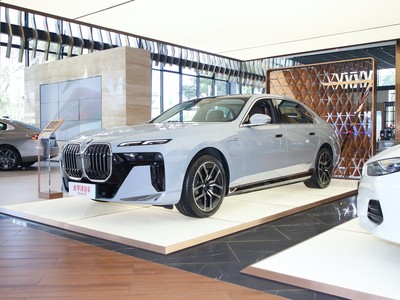 宝马i7价格，优惠购车，最低售价92.90万起
